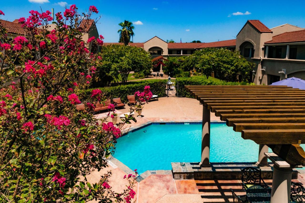 Vineyard Court Designer Suites Hotel College Station Eksteriør billede