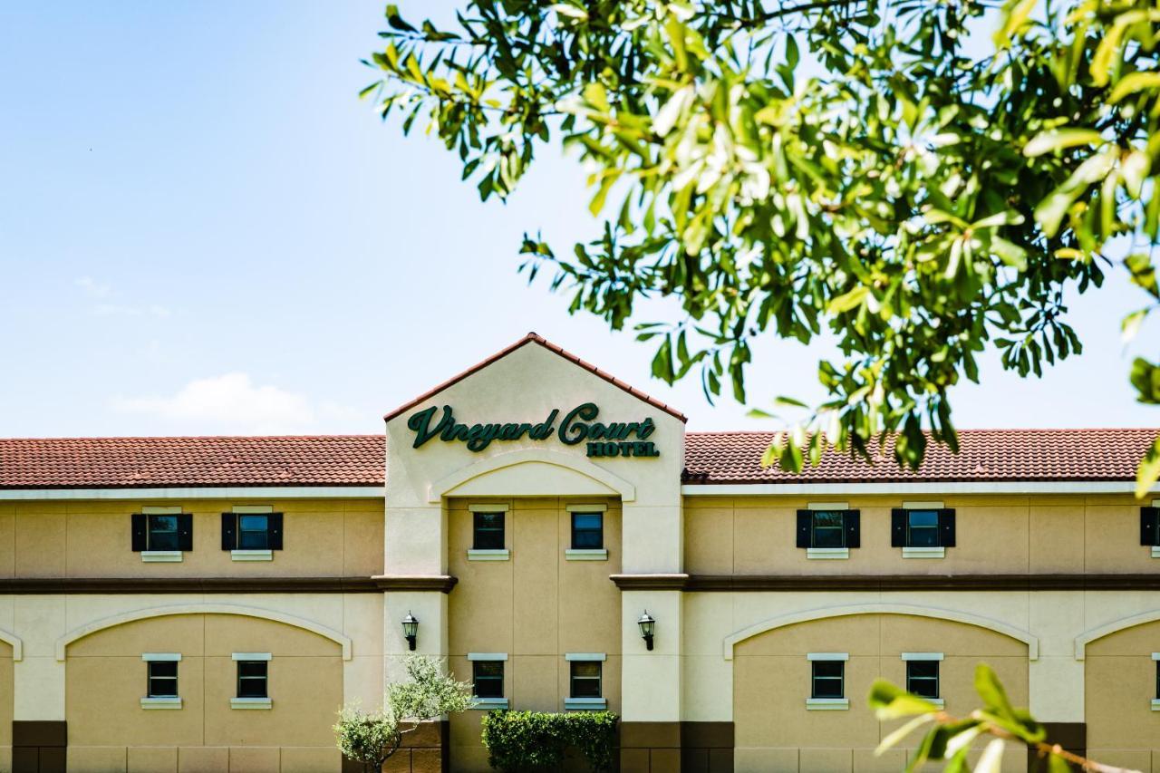 Vineyard Court Designer Suites Hotel College Station Eksteriør billede