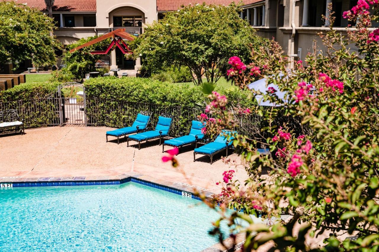 Vineyard Court Designer Suites Hotel College Station Eksteriør billede