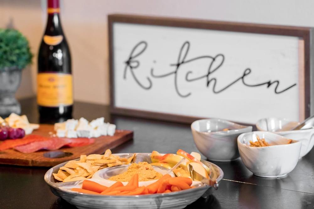 Vineyard Court Designer Suites Hotel College Station Eksteriør billede