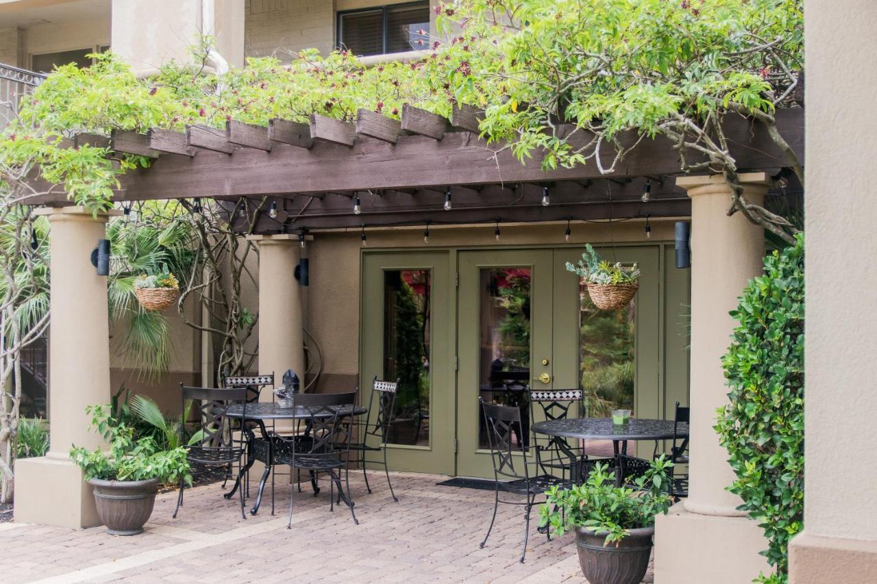 Vineyard Court Designer Suites Hotel College Station Eksteriør billede
