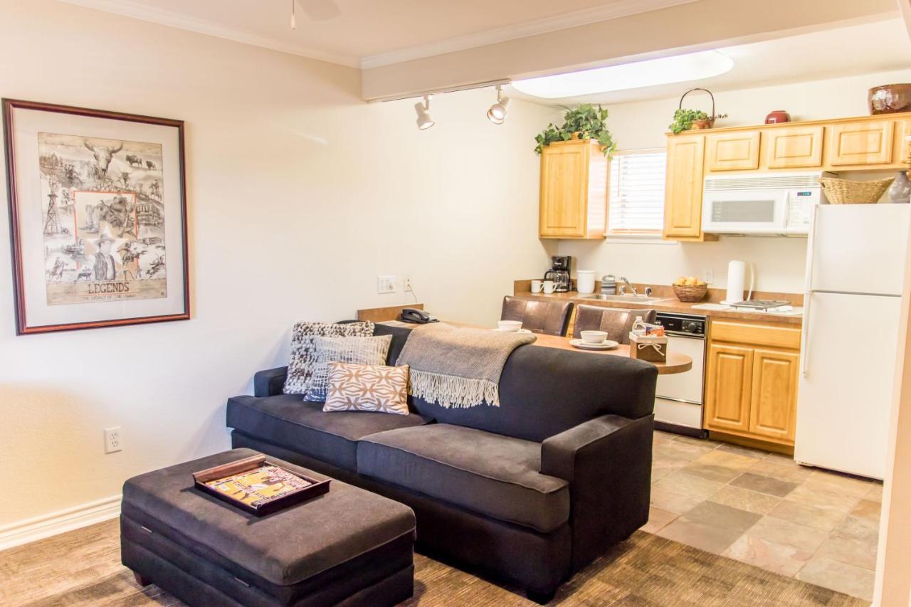 Vineyard Court Designer Suites Hotel College Station Eksteriør billede