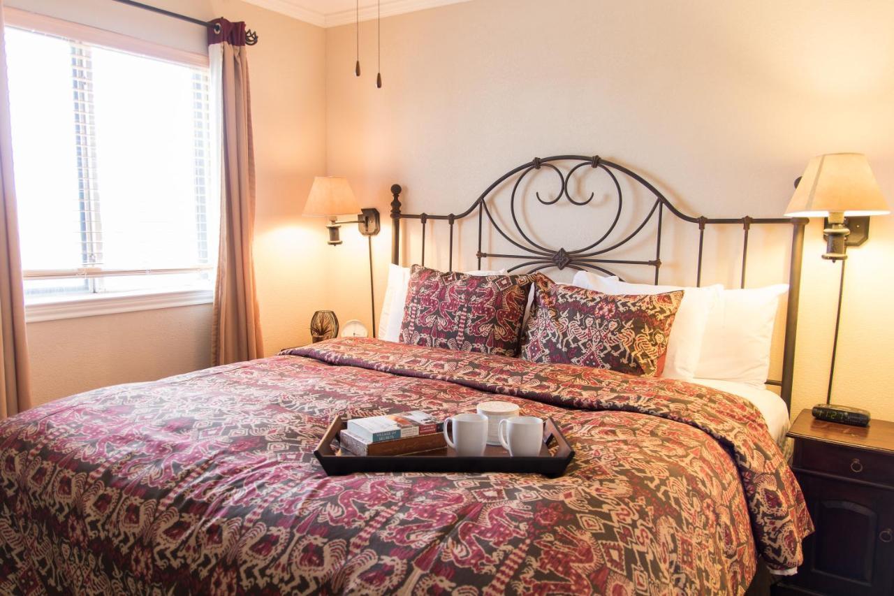 Vineyard Court Designer Suites Hotel College Station Eksteriør billede